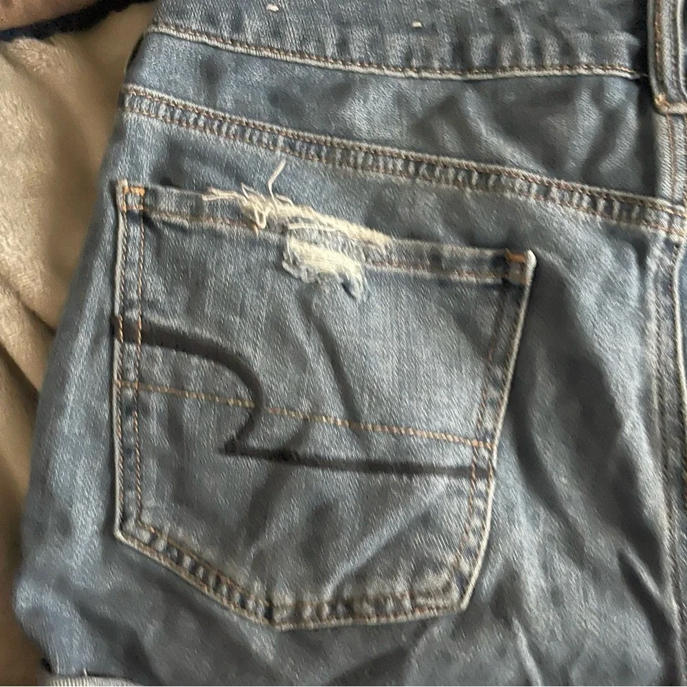 American Eagle Woman’s Tomgirl MIDI Distressed Medium Blue Denim Shorts Sz 8 - Picture 14 of 14